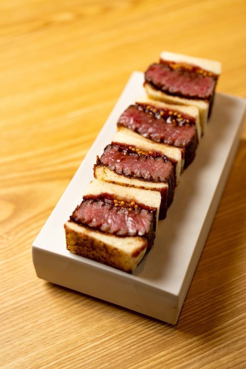 炙りイチボの
ローストビーフサンド
～オレンジベリーソース～